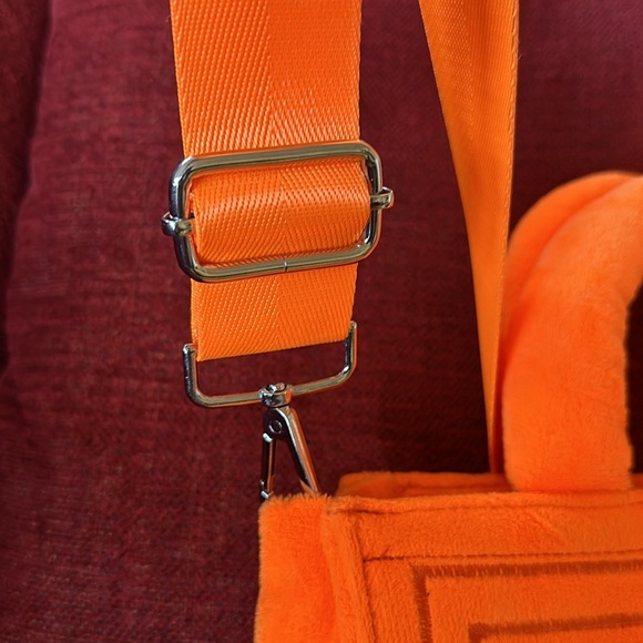 The Tote Bag in Good used condition with shoulder strap. NOT real! - Picture 8 of 8